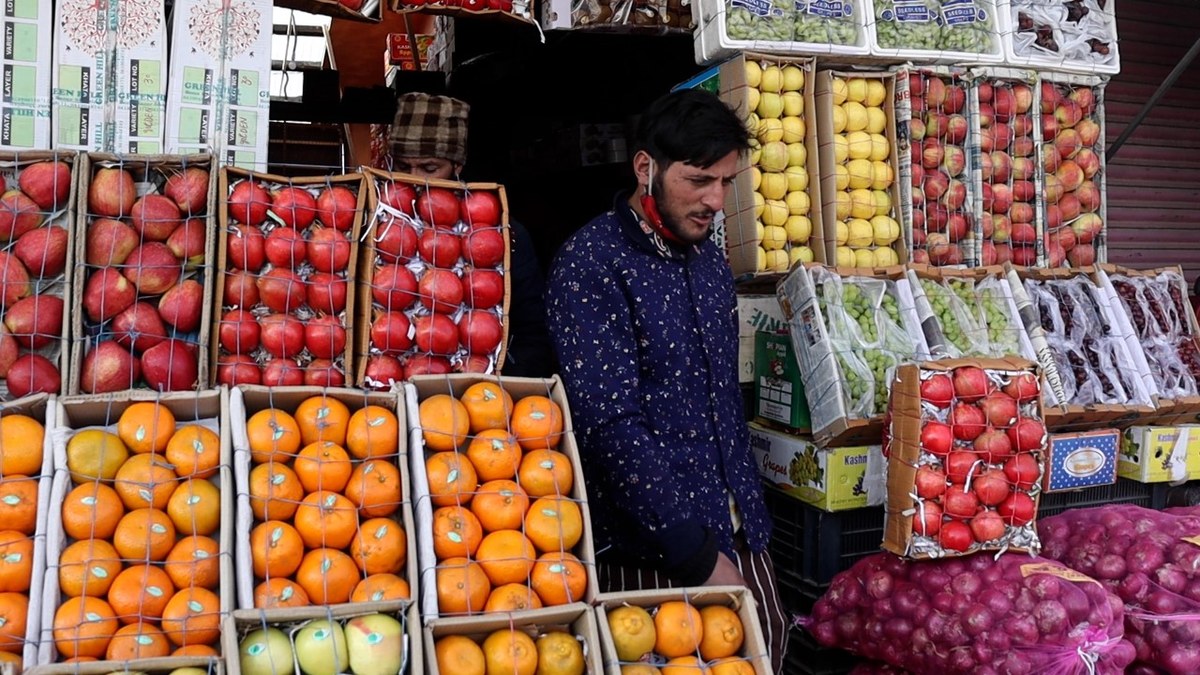 ایرانی سیبوں کی آمد سے کشمیری پھلوں کی صنعت میں مندی