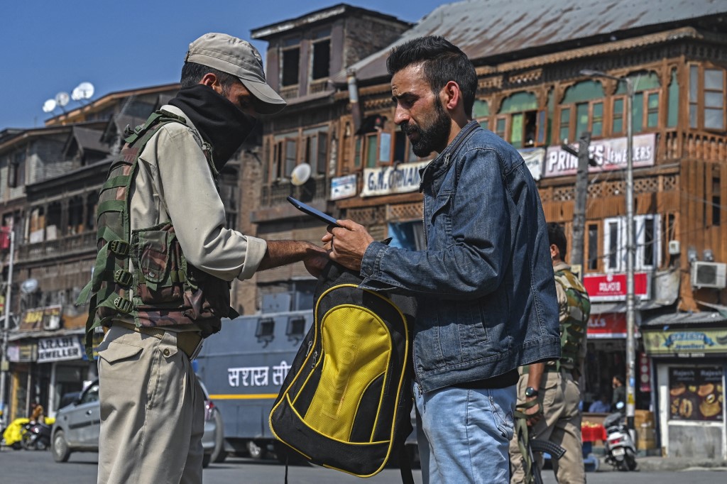 کشمیر: اساتذہ جن کی ملازمتیں ’بھارتی مفادات‘ کی بھینٹ چڑھ گئیں