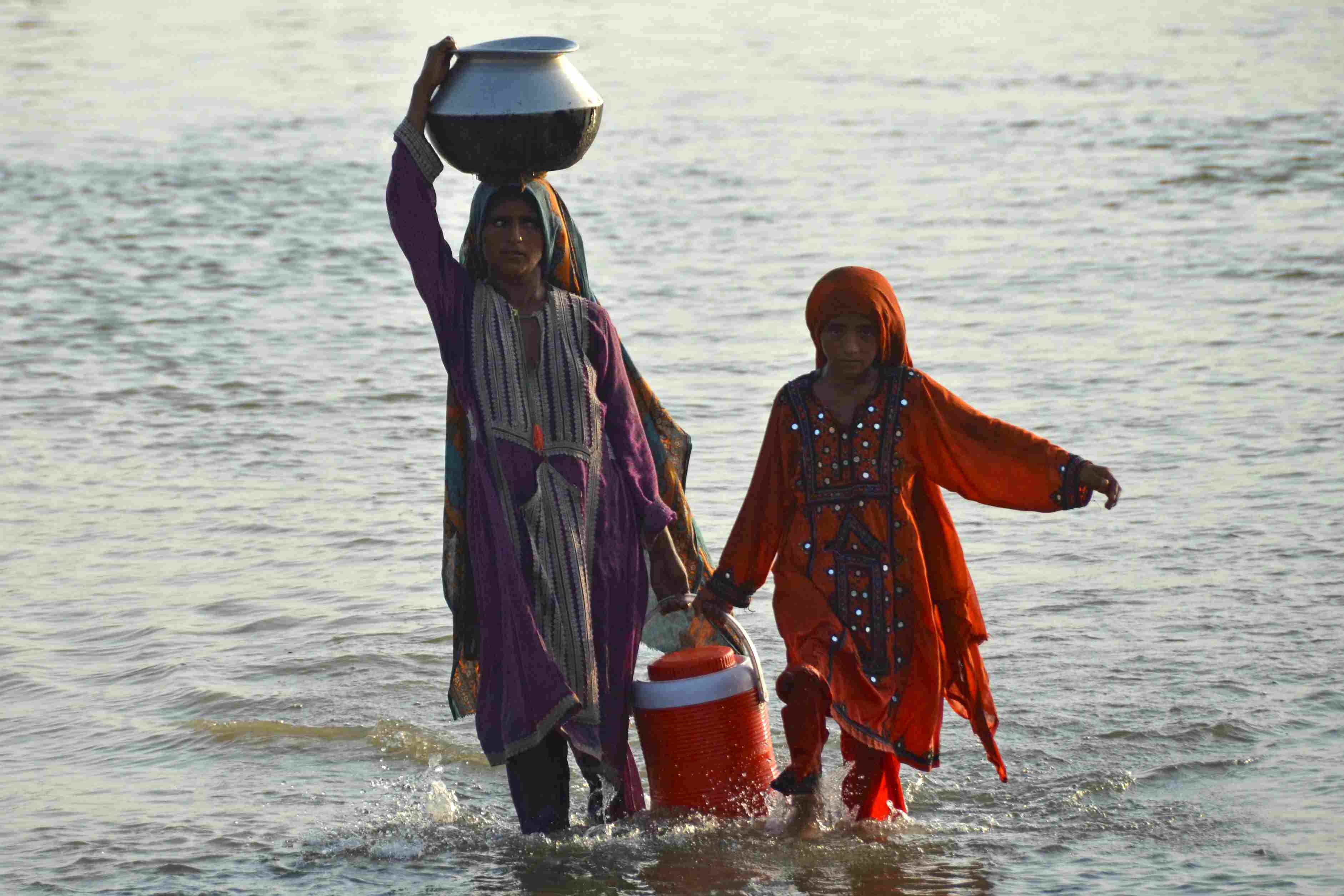 Pakistan flood women 2.jpg