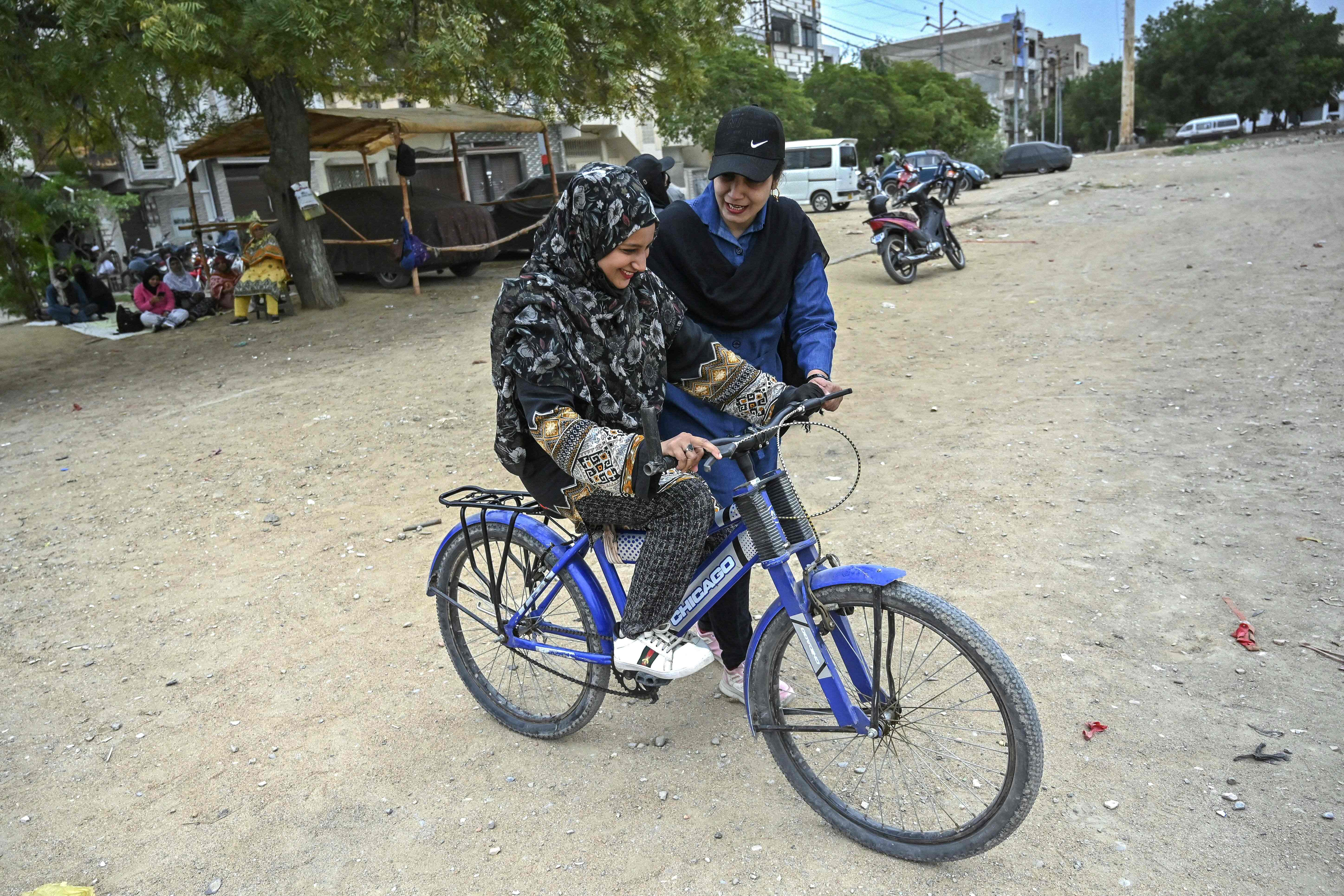 PakistanWomenbicycle.jpg