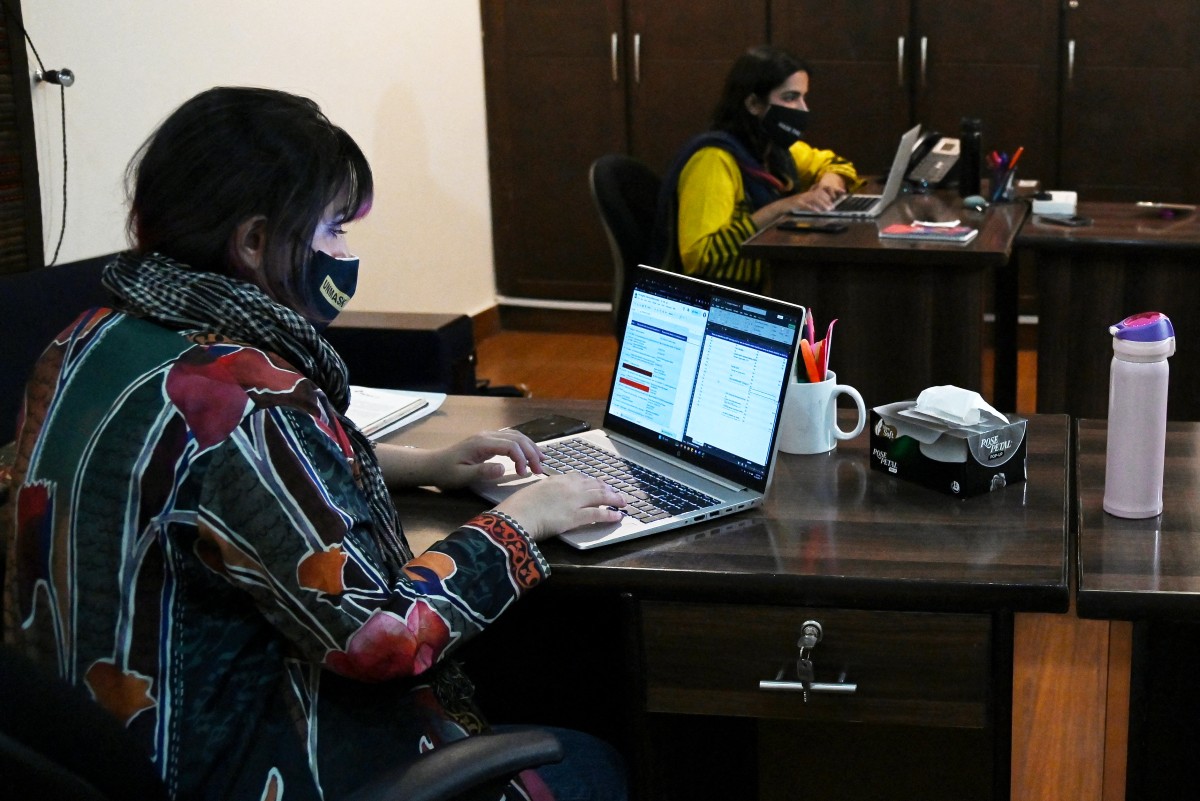 Pakistan Women Laptop Internet.jpg