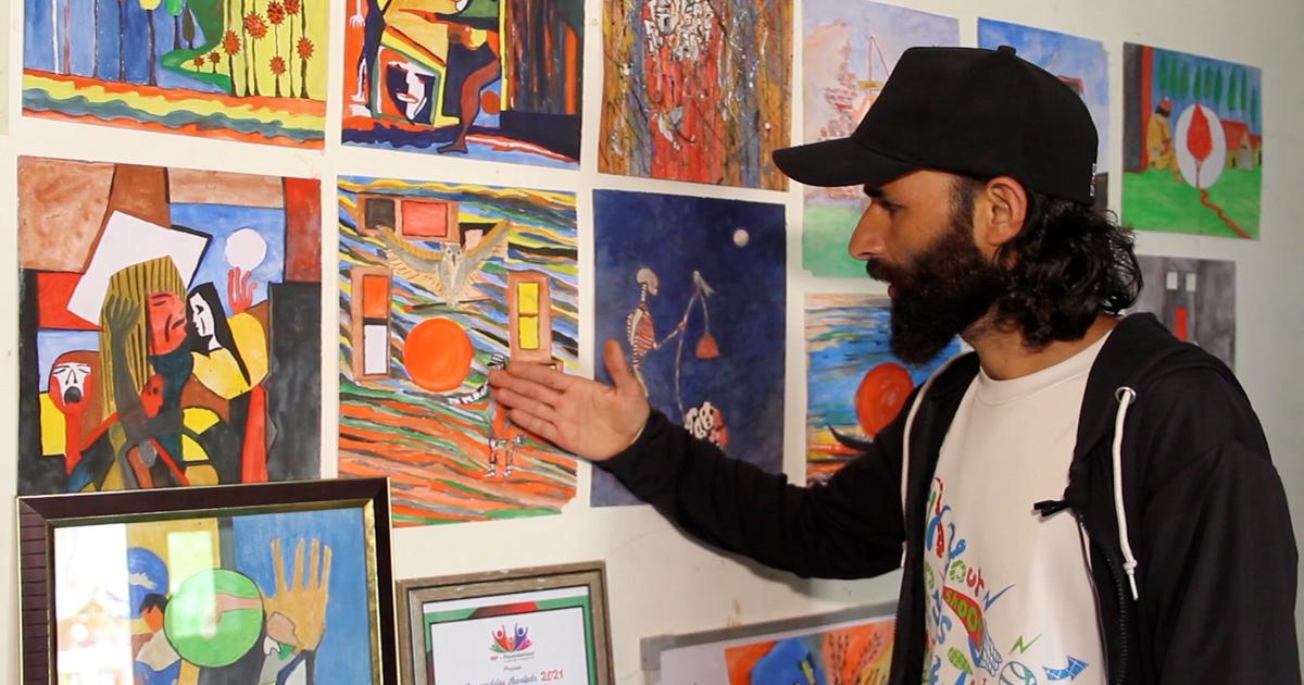 Kashmiri artists painting Kaaba on ring and leaf