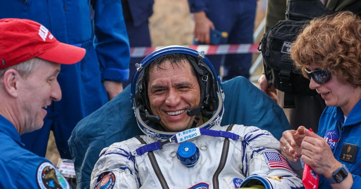 The American astronaut who lived in space for 371 days has trouble returning to Earth