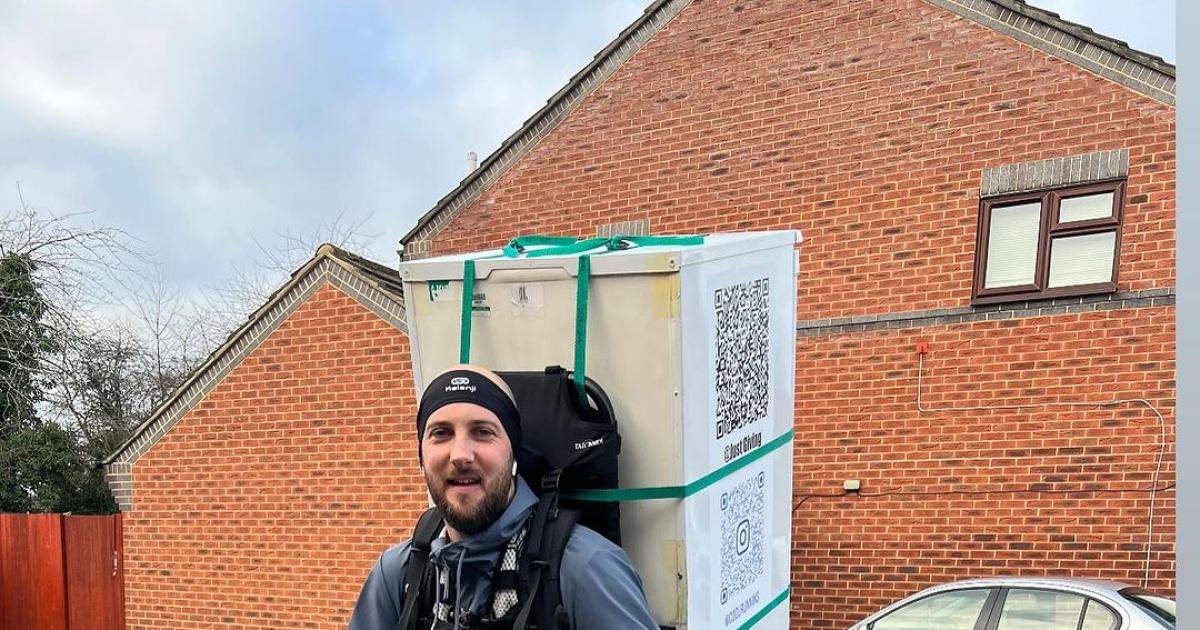 A person participating in the London Marathon by loading a refrigerator was stopped by the police