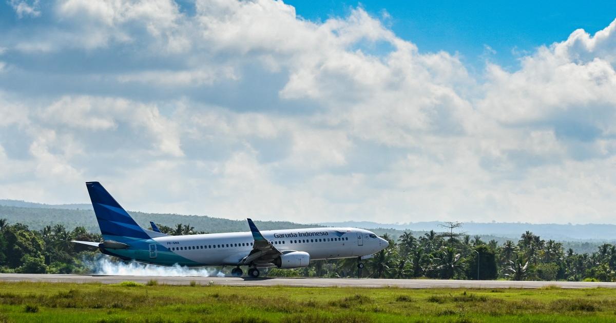 Indonesia: Plane makes emergency landing after engine catches fire