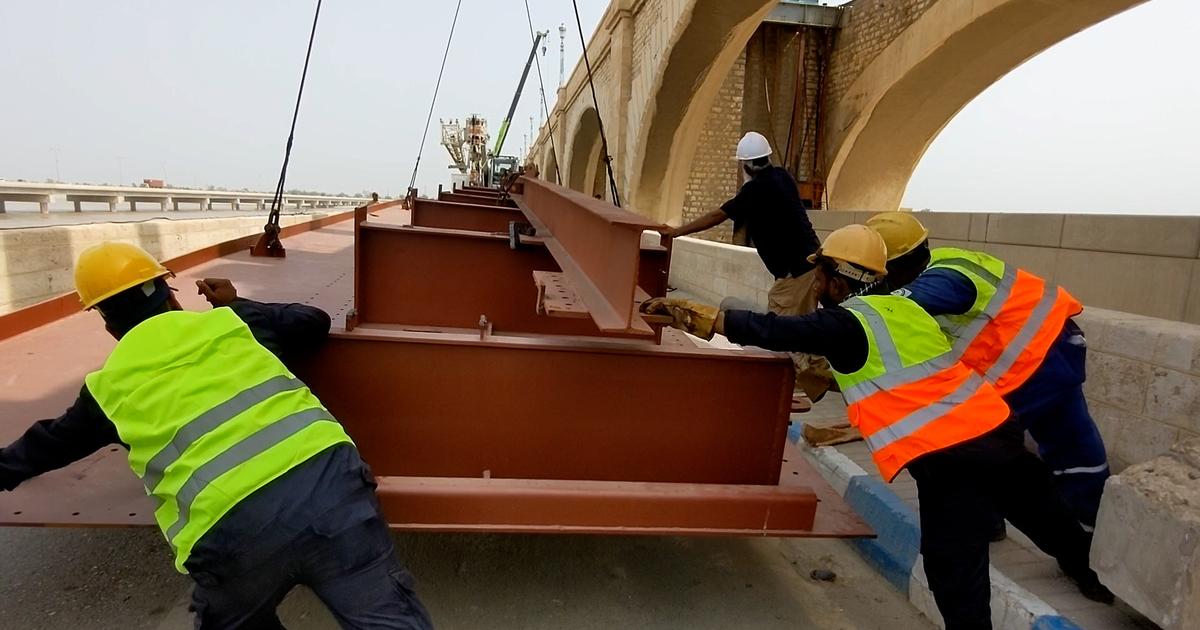 Installation of new gates at Sukkur barrage started