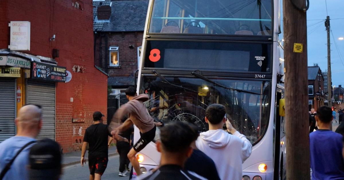 UK: Tensions in Leeds, protesters and police clash