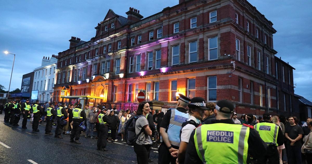 Riots in Britain: fear of attacks on mosques, security tight