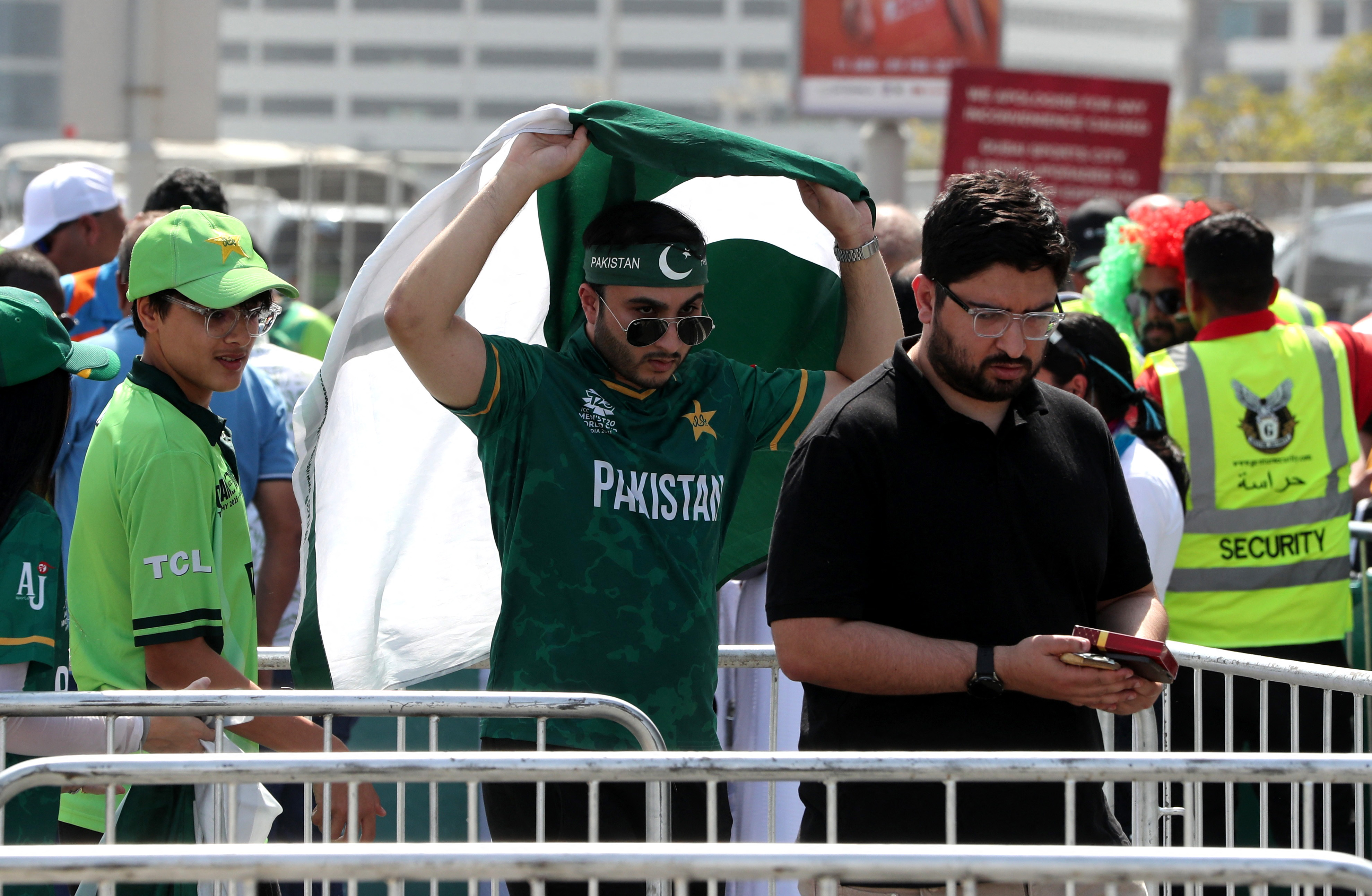 PAK-IND-FANS.JPG