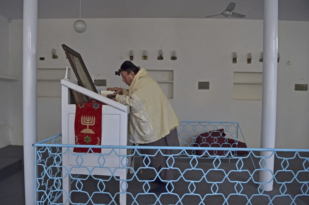 AFGHAN JEW PRAYING IN KABUL.jpg