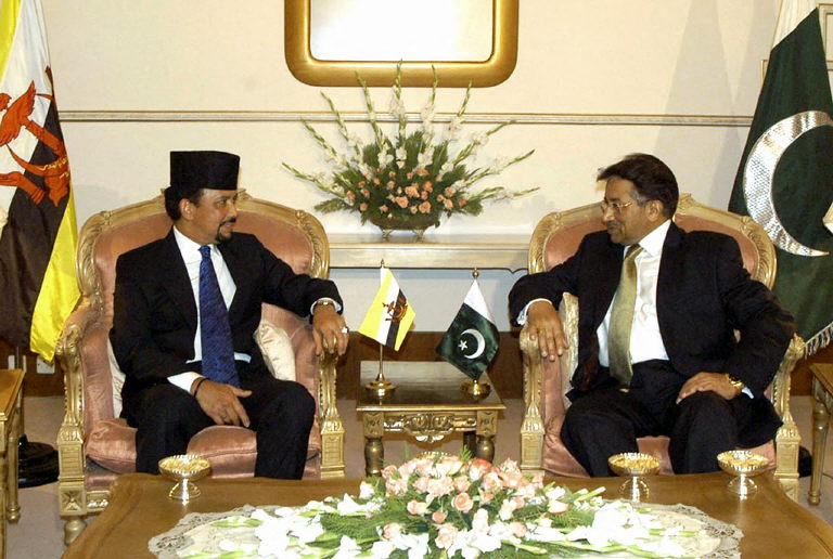 AFP__20040518__HKG2004051892869__v1__Preview__PakistanBruneiPoliticsMusharrafSultan.jpg