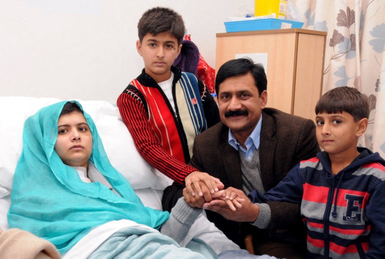 AFP__20121102__DV1334760__v2__Preview__PakistanUnrestChildrenBritainFatherMalala.jpg