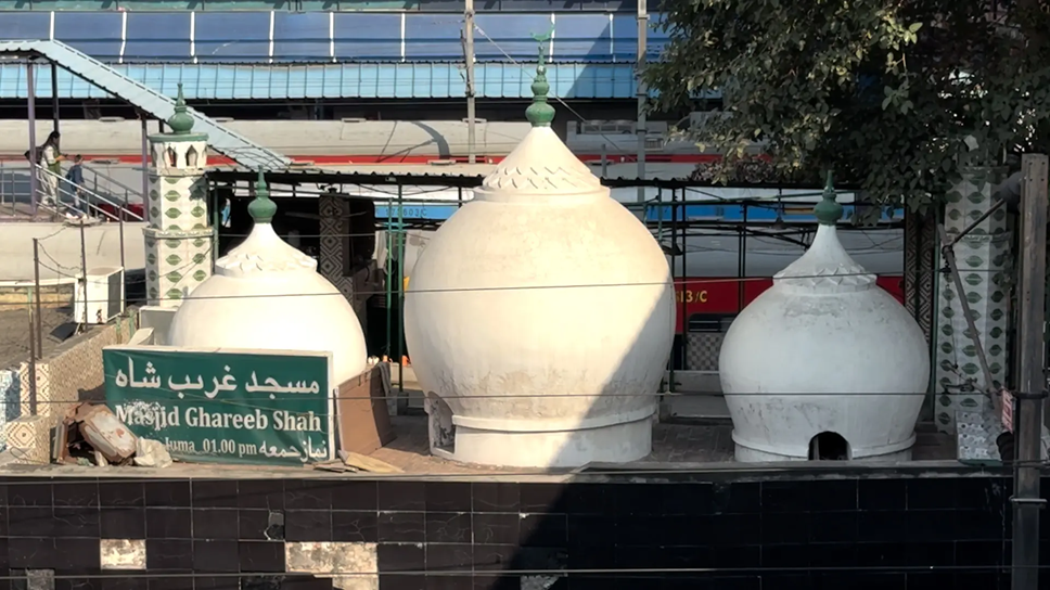 Gareeb Shah mosque Dehli Railway Station.png