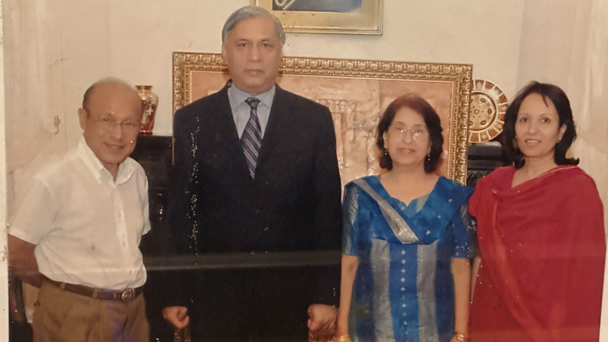 MANSOOR RAHI WITH SHAUKAT AZIZ.jpg