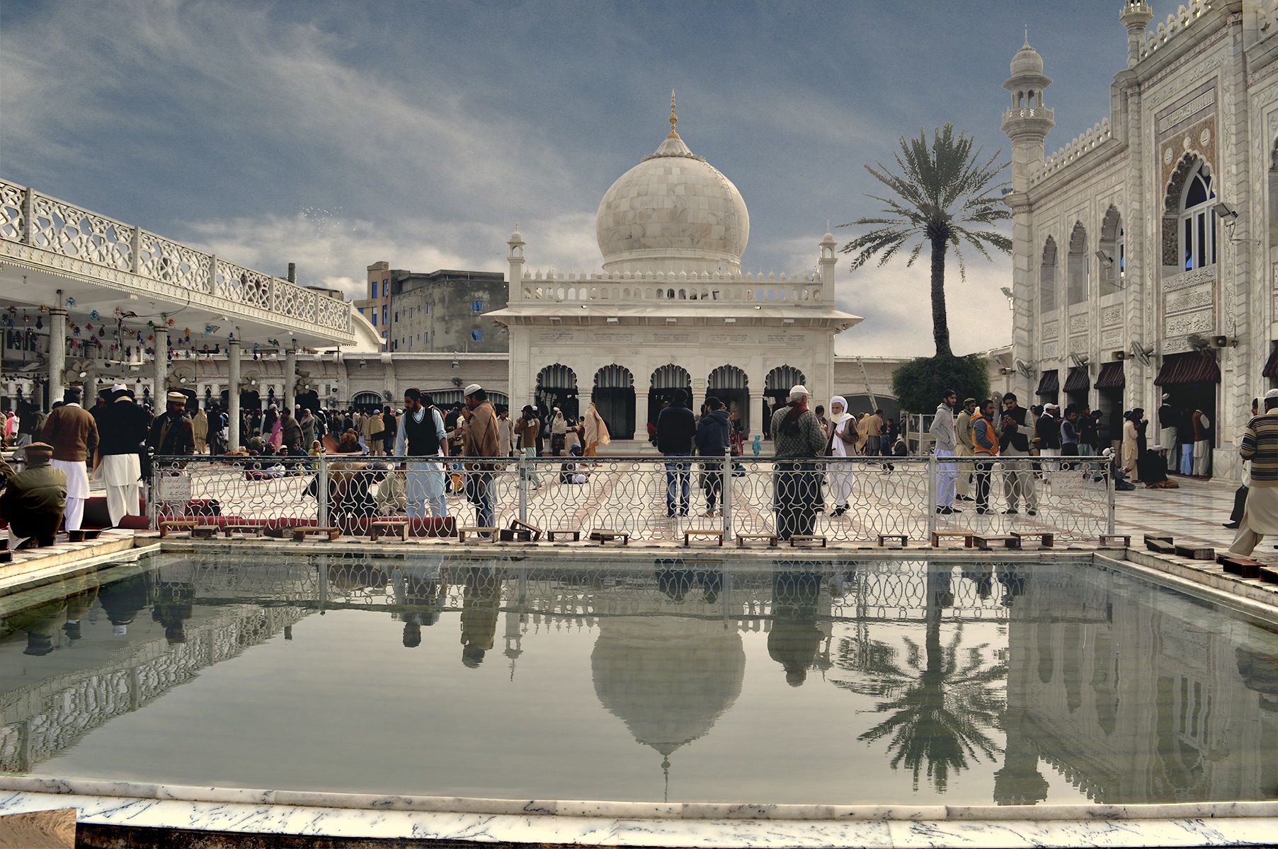 Mausoleum_of_Meher_Ali_Shah_by_Balochlens.jpg