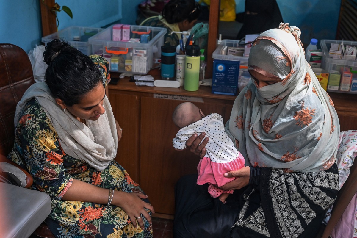 Midwife at Karachi Island.jpg