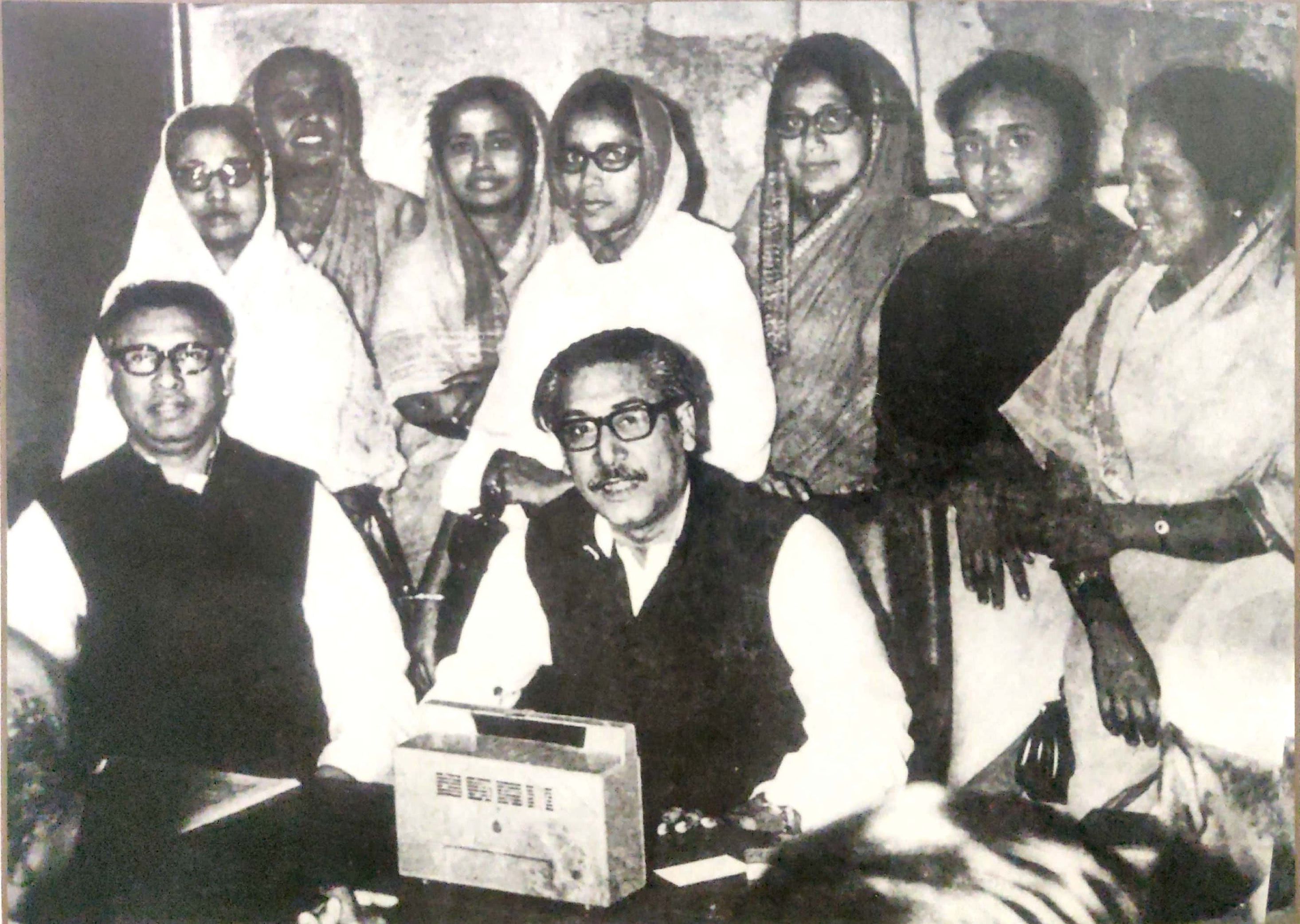 SHEIKH MUJIB WITH WOMEN CANDIDATES 1970.jpg